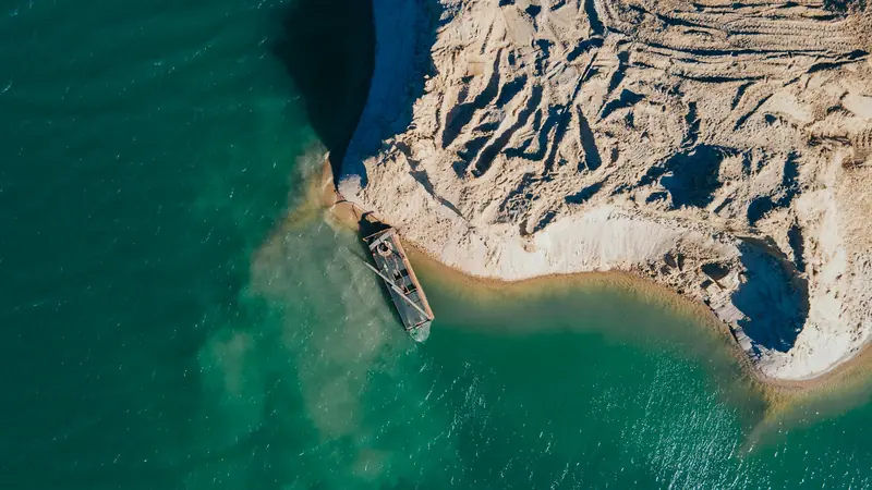 A sand dredger at work beside a sand bank, seen from directly above